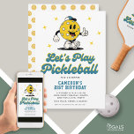 Invitación Mascota Personalizado de baloncesto Funny Fiesta d<br><div class="desc">Una invitación divertida para tu próximo fiesta de pickleball. El diseño presenta una graciosa mascota personalizado retro de pickleball con una gorra y las palabras "Juguemos a la pelota" con una letra divertida. Añada fácilmente todos los detalles de su fiesta personalizado. Ideal para una fiesta de cumpleaños de pickleball para...</div>