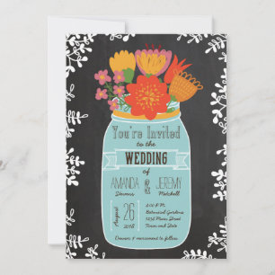 Invitación Mason Jar dibujado a mano con flores en la pizarra
