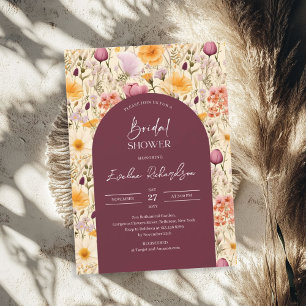 Invitación Mauza de acuarela en arco de Boho y flores silvest