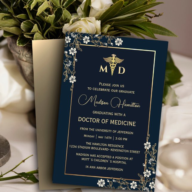 Invitación MD Médica de Medicine Navy Floral Azul y Oro (Elegant Navy Blue and Gold Doctor of Medicine Graduation Party Invitation #graduate #navyandgold)