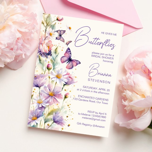 Invitación Me da mariposas encantadas de la ducha de novia (He gives me butterflies enchanted garden purple lavender flowers bridal shower invitation template)
