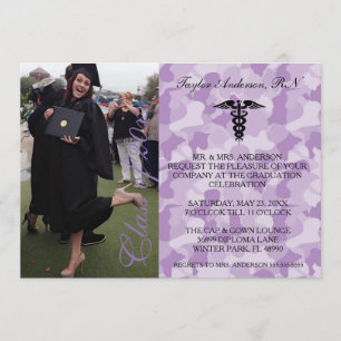 Invitación médica púrpura de la graduación de la