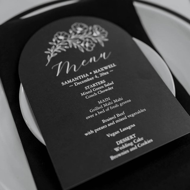 Invitación Menú Boda floral en blanco y negro (Black and white wedding stationery features a menu card by Do Tell A Belle)