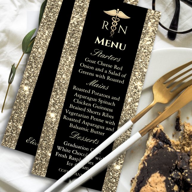Invitación Menú de graduación médica de Purpurina negro y dor ("Elegant black and gold graduation menu – a perfect touch of luxury for your celebration!🎓#Graduate)