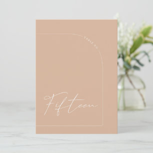 Invitación Mesa moderna Boho Tan Arch Tabla Quince Número de 