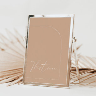 Invitación Mesa moderna Boho Tan Arch Table Trece Número de T