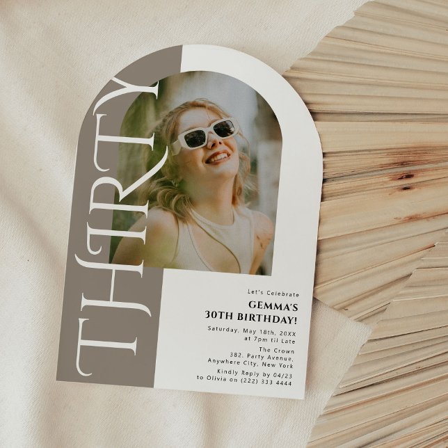 Invitación Mínima foto de 30 años en el arco (Subido por el creador)