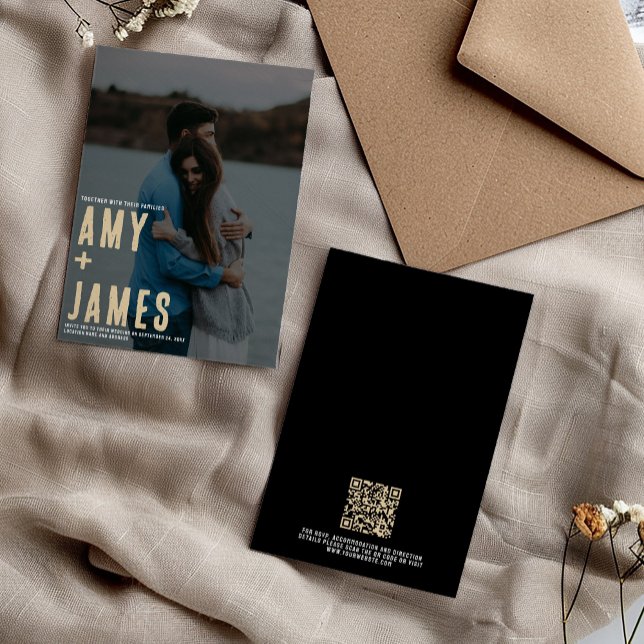 Invitación Minimalismo moderno con foto y boda de código QR (Minimalist wedding invitation features bold typography for the names, your own photo and a QR code)