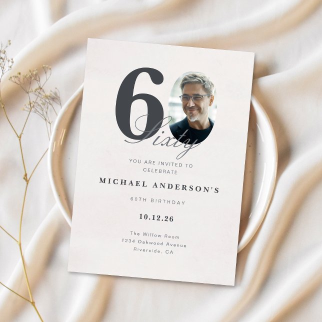 Invitación Minimalist 60th Year Birthday Invitation (Modern 60th Birthday Card with Photo)