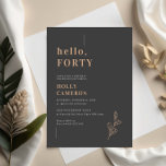 Invitación Minimalista follaje moderno de danty 40 cumpleaños<br><div class="desc">Invite a su boda con esta sencilla y moderna invitación a los 40 años, que incluye una fuente limpia sobre fondo de carbón vegetal. Esta invitación es perfecta para cualquier temporada. Para una personalización más avanzada de este diseño, por ejemplo, cambiar el diseño, el tamaño de letra o el tamaño...</div>