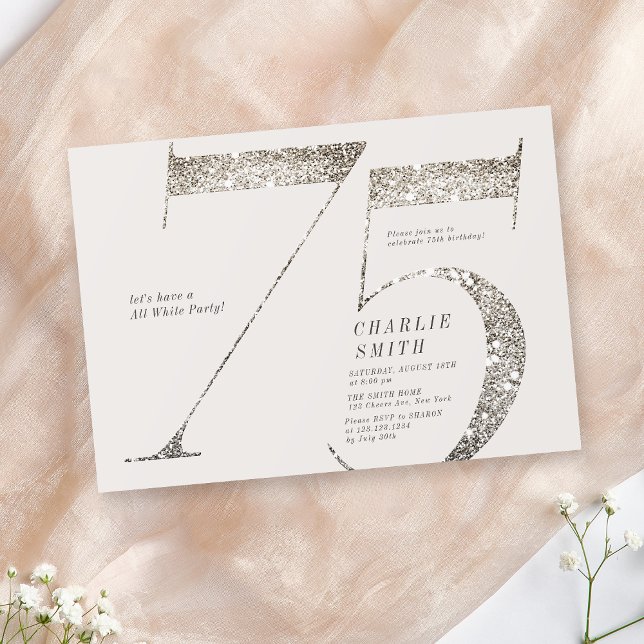 Invitación Minimalista moderno todo fiesta blanco 75 años (Modern minimalist all white party 75th birthday invitation)