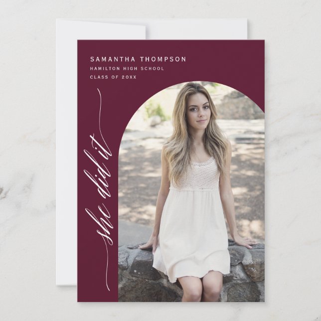 Invitación Mínimo De Borgoña, Lo Hizo Foto De Arco De Graduac (Anverso)