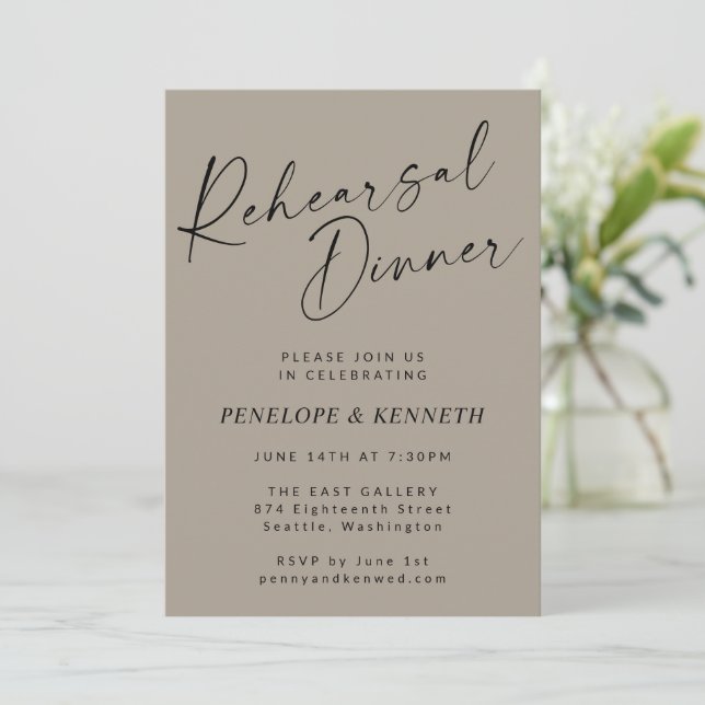 Invitación Mínimo Moderno Taupe Marrón Ritmo de ensayo Cena (Anverso de pie)
