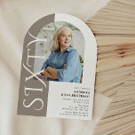 Invitación Mínimo SESENTA Foto Arch 60 cumpleaños<br><div class="desc">¡Únete a nosotros para celebrar el SESENTA con nuestra Invitación de cumpleaños número 60 del Arco Mínimo! Con una impresionante fotografía en arco de la estrella de cumpleaños, se monta contra una sofisticada franja de capuchino y se acentúa con elegantes letras blancas de "sesenta". Nuestra plantilla de fiesta de personalizable...</div>