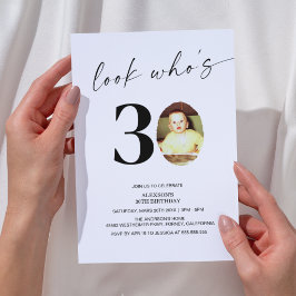Invitación Mira Quién Cumple 30 Foto Simple Moderna Cumpleaño