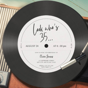 Invitación Mira quién cumple 35 años con estilo de disco de v