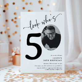 Invitación ¡Mira quién cumple 50! Foto moderna para cumpleaño