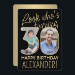 Invitación Mira quién es 30 Black & Gold Birthday Party 2 Pho<br><div class="desc">¡Mira quién cumple 30 años! Invitar a la familia y amigos a una elegante celebración de cumpleaños número 30 para él o ella con invitaciones a fiestas de personalizado 2. Las imágenes y la redacción de esta plantilla son fáciles de personalizar. (IMAGEN PLACEMENT TIP: Una manera fácil de posicionar una...</div>