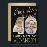 Invitación Mira quién es el 40 Black & Gold Birthday Party 2<br><div class="desc">¡Mira quién cumple 40 años! Invitar a la familia y amigos a una elegante celebración de cumpleaños número 40 para él o ella con invitaciones a fiestas de personalizado 2. Las imágenes y la redacción de esta plantilla son fáciles de personalizar. (IMAGEN PLACEMENT TIP: Una manera fácil de posicionar una...</div>