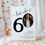Invitación ¡Mira quién tiene 60 años! Foto moderna 60º cumple<br><div class="desc">Celebra el gran estilo 6-0 con nuestros invitados Fiestas "Mira quién tiene 60". Cada invitación incluye un impresionante tipo de letra sérico en cursiva negra y un elegante guión de caligrafía, todo ello con un fondo blanco minimalista. ¿La pièce de la resistencia? ¡Una fotografía de la estrella del cumpleaños en...</div>