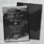 Invitación Mitzvah<br><div class="desc">Esta elegante invitación a Bat Mitzvah presenta un fondo negro con una acuarela falsa rosa y morada o tinta de alcohol enmarcando la parte superior e inferior en tonos que van desde rosa claro hasta rosa caliente. El diseño muestra una mezcla de tipografía de guiones y tipos de letra serif...</div>