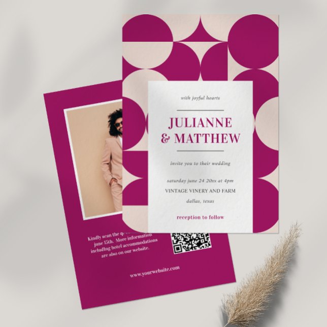Invitación Mod Mid Century Mod Purple Circle Scallop QR FOTO (Purple Vintage Retro Seventies or Sixties Inspired Photo Wedding Invitation with QR CODE. ALL IN ONE)