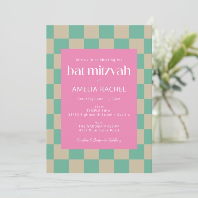 Invitación Mod Pink Mint Green Checkerboard Bat Mitzvah (Anverso de pie)
