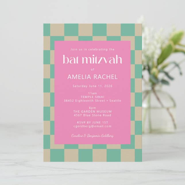 Invitación Mod Pink Mint Green Checkerboard Bat Mitzvah RSVP (Anverso de pie)