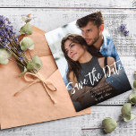 Invitación MOD V Photo Bold Guardar la fecha - Más oscuro<br><div class="desc">Enviar lujo, Moda y negrita Guardar las fechas con este MOD V Photo Bold Guardar la fecha - Diseño más oscuro. Funciona bien para las fotos que requieren o quieren un fondo más oscuro. Vea nuestra Colección Save the Date #2 para obtener una parte inferior más ligera del mismo diseño....</div>