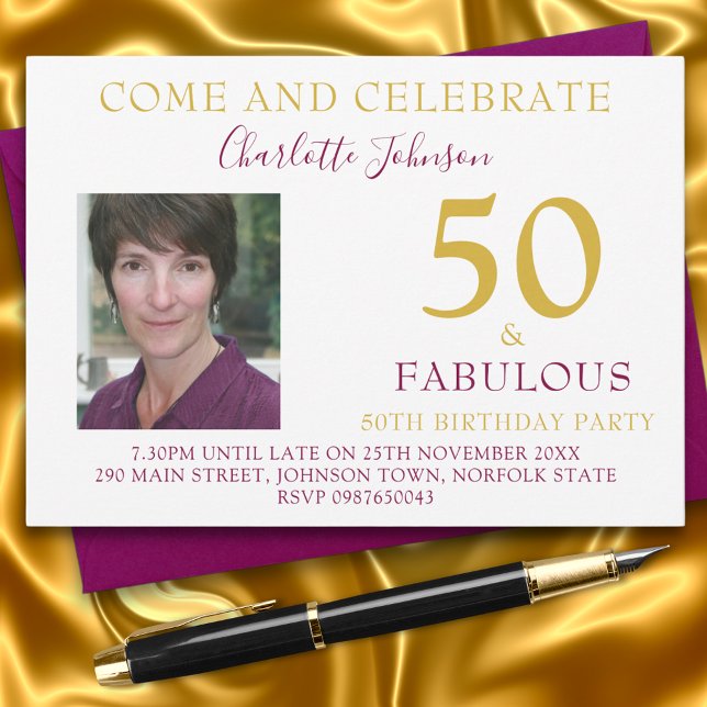 Invitación Moda 50 y fabulosa fiesta de cumpleaños 50 (50 and fabulous elegant 50th birthday party invitation with photo template gold and purple)