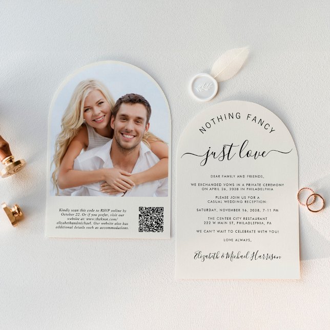 Invitación Moda Arch Foto Código QR Recepción de boda crema (Celebrate your love story with a chic arch-shaped elopement announcement and reception invitation)