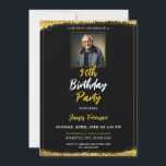 Invitación Moda Black & Gold Photo 90th Birthday<br><div class="desc">Este diseño de cumpleaños 90 muestra una preciada foto rodeada de un deslumbrante purpurina de oro,  añadiendo un toque único y de celebración al evento.</div>