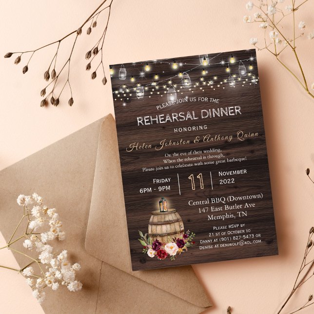 Invitación Moda Borgoña Floral Wine Barrel Ensayo Cena (rustic barrel rehearsal dinner invitation, string lights wood rehearsal wedding invitation)