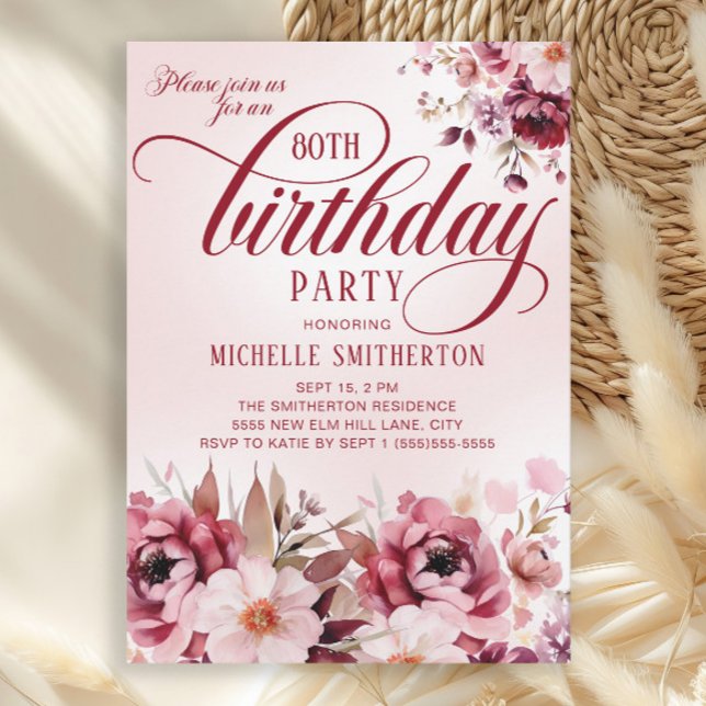 Invitación Moda Borgoña rosa Floral Glam 80º cumpleaños (Elegant burgundy and pink watercolor floral 80th birthday party invitation)
