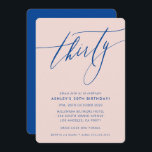 Invitación moda caligráfica minimalista 30 fiesta azul rubor<br><div class="desc">por kat massard / WWW.SIMPLYSWEETPAPERIE.COM Me encanta el diseño,  pero me gustaría ver algunos cambios - otro esquema de color,  producto,  agregar una foto o adaptado para una ocasión diferente - no hay preocupaciones simplemente contácteme,  kat@simplysweetPAPERIE.com ¡estoy encantado de ayudar!</div>
