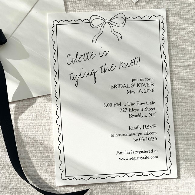 Invitación Moda clásica de mano con ducha de novia elegante (Minimalist elegance meets timeless charm in this chic black & white bow bridal shower invitation.)