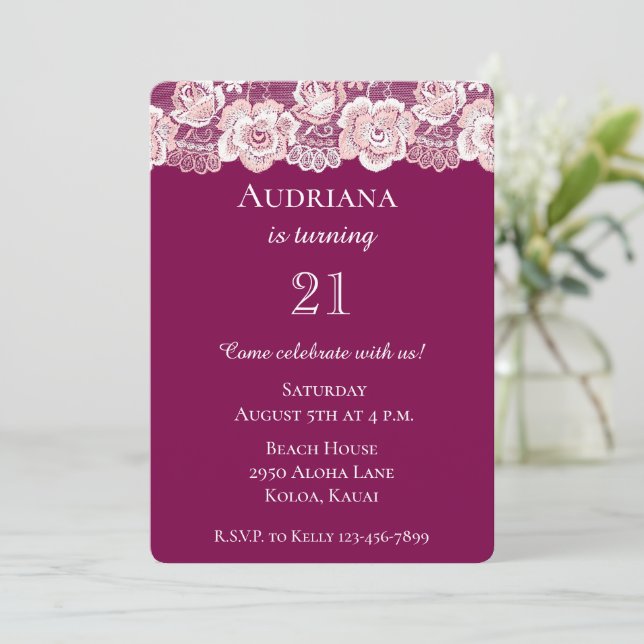 Invitación Moda Cumpleaños de Lace Floral Rosa Oscuro (Anverso de pie)