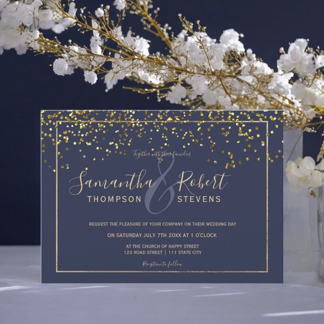 Invitación Moda de escritura azul marino de confeti dorado bo (Gold confetti navy blue script chic modern wedding invitation)