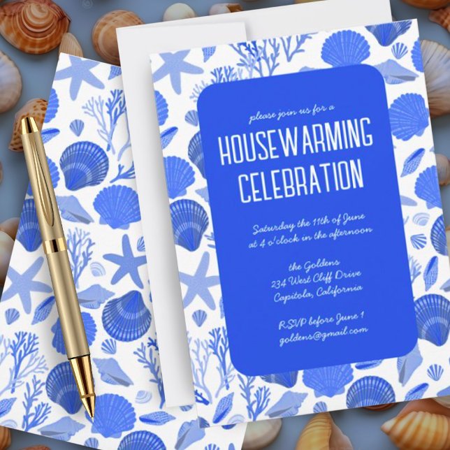 Invitación Moda de las Aguas Marinas Azules Fiesta Calentador (Custom housewarming party invitation with a blue and white nautical ocean seashell pattern)
