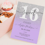 Invitación Moda de lavanda púrpura purpurina de plata faja Du<br><div class="desc">El purpurina plateado luce sombras sobre lavanda morada editable con una tipografía caligráfica de escritura dulce invitación a fiesta de 16 años. Perfecto para un elegante y moderno fiesta dulce dieciséis. Añade tu foto al fondo.</div>