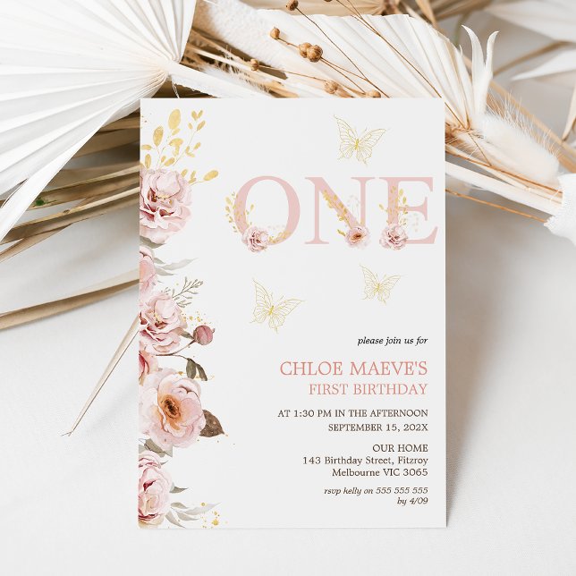 Invitación Moda de oro rosa Mariposas Florales Primer cumplea (Pink chic floral girls 1st birthday invitation with large word and gold line butterflies.)