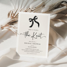 Moda 'Ella está atando el nudo negro de la ducha d