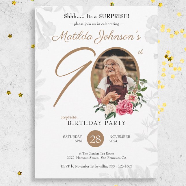 Invitación Moda Floral Foto Sorpresa 90 cumpleaños fiesta (Chic Floral Photo Surprise 90th Birthday Party Invitation)