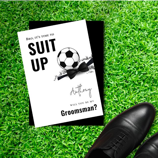 Invitación Moda Jugador De Fútbol Con Tuxedo Blanco Y Negro (Chic Black & White Tuxedo Suit Up Soccer Groomsman Invitation)