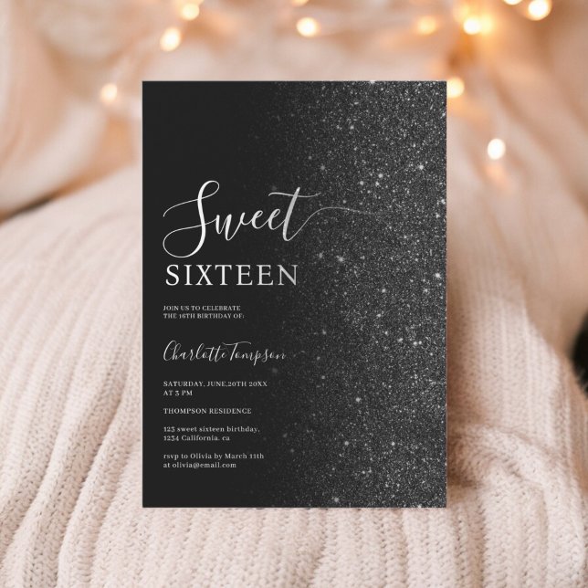 Invitación Moda lujosa moderna Purpurina negro dulce 16 (Modern Luxurious Chic Black Glitter Sweet 16 Invitation)