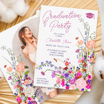 Invitación Moda moderna de escritura de flores silvestres gra<br><div class="desc">Elegante ilustracion de flores de verano de primavera moderna con flores silvestres de bonito y guion de pincel graduación de un arco de foto con una moderna tipografía de caligrafía con flores rojas,  violetas,  rosadas,  de terracota sobre fondo blanco</div>