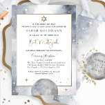 Invitación Moda Plata Celestial, Blanco y Oro Bat Mitzvah<br><div class="desc">Deleite a sus amigos y familia con esta elegante invitación celestial Bat Mitzvah con un delicado cielo de color agua, estrellas y luna en una hermosa mezcla de gris plateado, blanco y oro. Estrellas delgadas en blanco y en falso Relieve metalizado dorado. Bat Mitzvah frase y estrella de David en...</div>