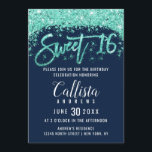 Invitación Moda Purpurina azul y turquesa Dust Sweet 16<br><div class="desc">Este diseño de invitación Sweet 16, único y original, presenta un diseño moderno, ondulado y en moda imitación de polvo purpurina turquesa y denso impreso con personalizado de pincelada purpurina tipografía sobre un sencillo fondo azul marino. Esta elegante y glamurosa invitación cautivará a sus huéspedes y será el complemento perfecto...</div>