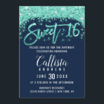 Invitación Moda Purpurina azul y turquesa Dust Sweet 16<br><div class="desc">Este diseño de invitación Sweet 16, único y original, presenta un diseño moderno, ondulado y en moda imitación de polvo purpurina turquesa y denso impreso con personalizado de pincelada purpurina tipografía sobre un sencillo fondo azul marino. Esta elegante y glamurosa invitación cautivará a sus huéspedes y será el complemento perfecto...</div>