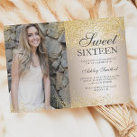 Invitación Moda purpurina de oro foto metálica Sweet 16<br><div class="desc">Un moderno y sencillo purpurina de oro respira con estilo en la invitación de fiesta de Relieve metalizado metálico Sweet dieciséis cumpleaños,  agrega tu foto.</div>